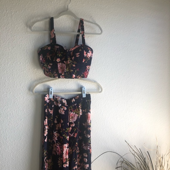 **SOLD** two piece navy floral crop top and pant - Picture 4 of 9